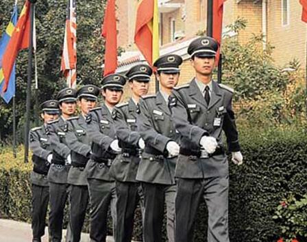 在小區(qū)門口發(fā)生搶劫事件時，物業(yè)保安是否負有相關(guān)責(zé)任